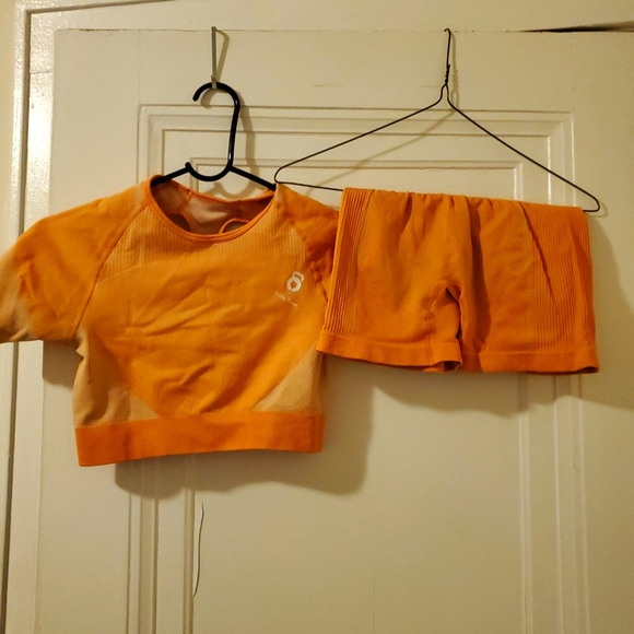 Work out top and matching shorts - Picture 2 of 3